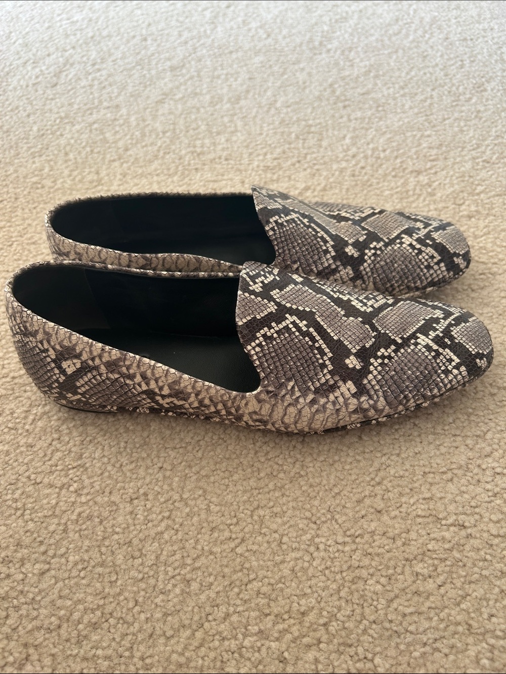 Vince snakeskin print leather loafers Sz 8